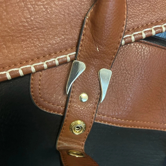 Clarks  vegan leather purse with removable clutch on the front EUC - Picture 3 of 13